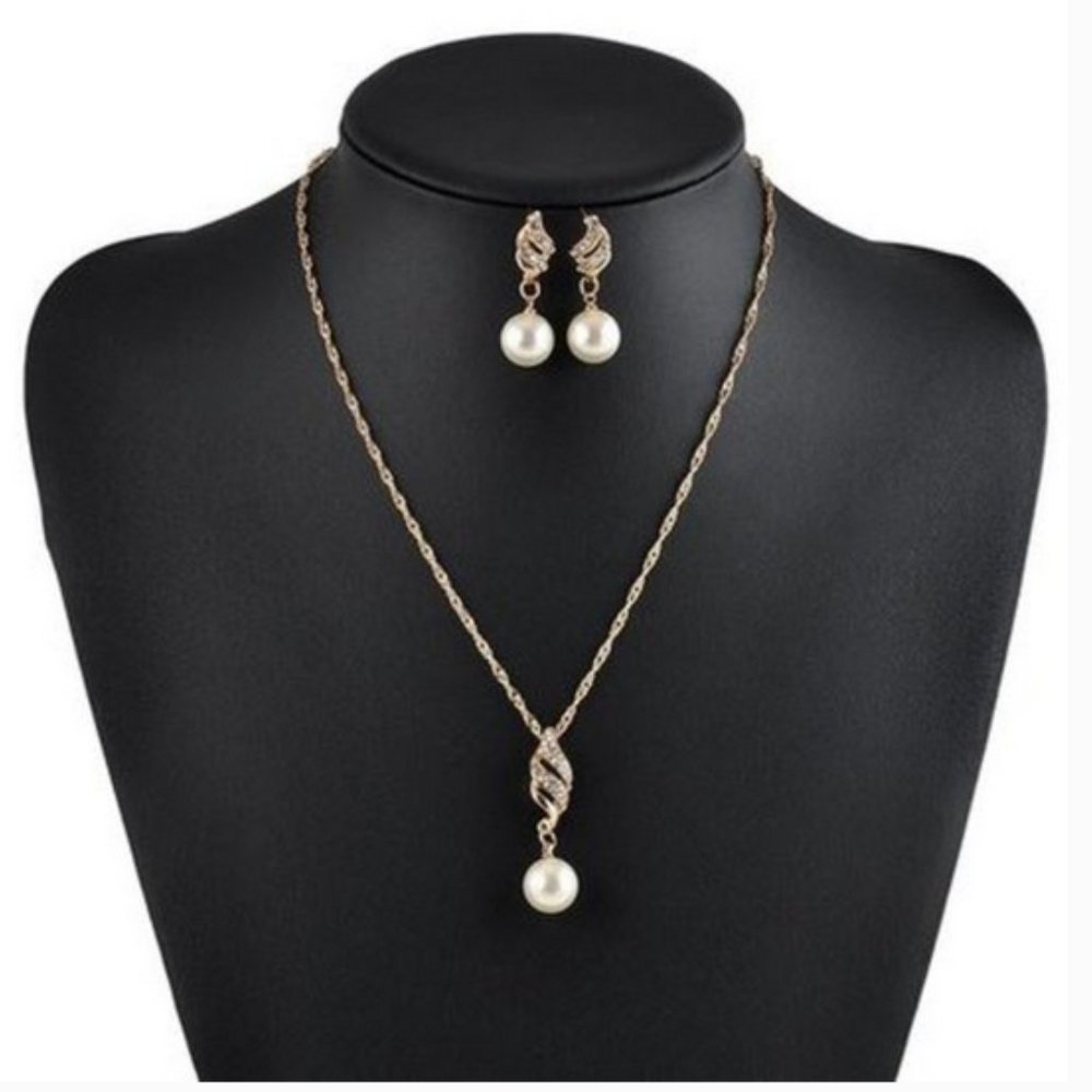 2/20$: White Pearl Necklace and Earrings Gold Set